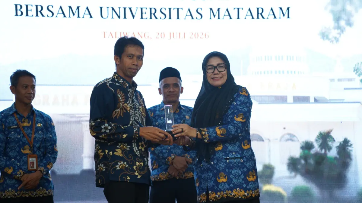 SIAPKAN PROFESOR BERDAMPAK: Rektor Unram Prof Sukardi menerima cinderamata pada audiensi strategis antara jajaran Unram, Pemerintah KSB, dan PT AMMAN Mineral di Kantor Bupati KSB, Senin (20/7). Unram dukung KSB maju, siapkan Profesor Berdampak hingga dokter spesialis.