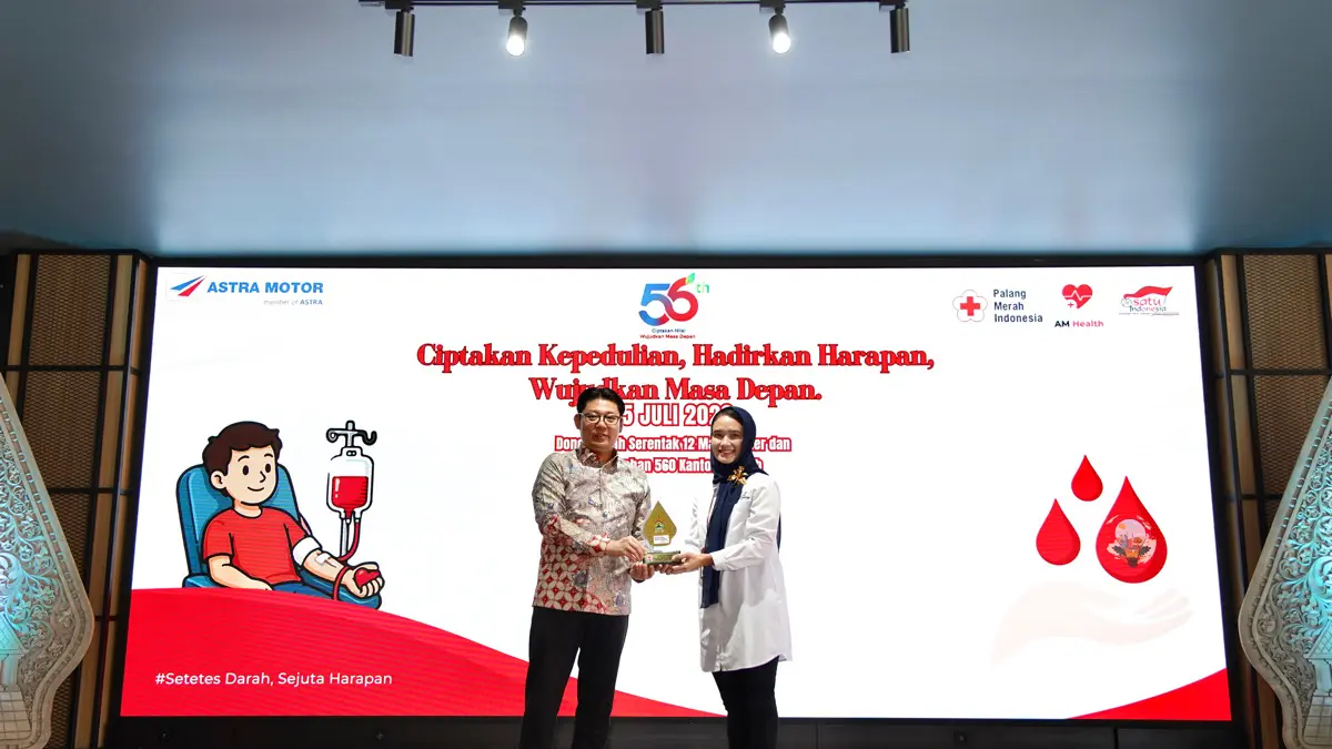 Chief Executive Astra Motor Robien Tony menyalurkan 560 Kantong Darah kepada Perwakilan Kepala UDD Palang Merah Indonesia Provinsi Jateng Dokter Okty Prahalanitya,SpPk,Mars,Biomed pada hari Rabu(15/7) di Gedung Astra Motor Safety Riding Center Jawa Tengah.