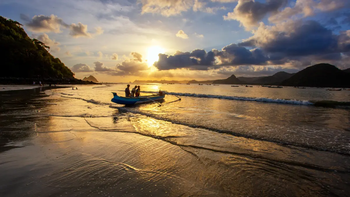 Aktivitas nelayan di perairan NTB menjadi bagian dari potensi ekonomi kelautan yang terus didorong, melalui penguatan regulasi tata ruang laut dan iklim investasi yang kondusif. (IVAN/LOMBOK POST)