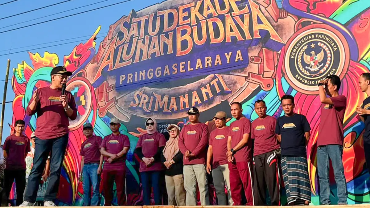 ALUNAN BUDAYA: Puluhan masyarakat Desa Pringgasela saat mengikuti jalan sehat sebagai pembukaan Festival Alunan Budaya Pringgasela.