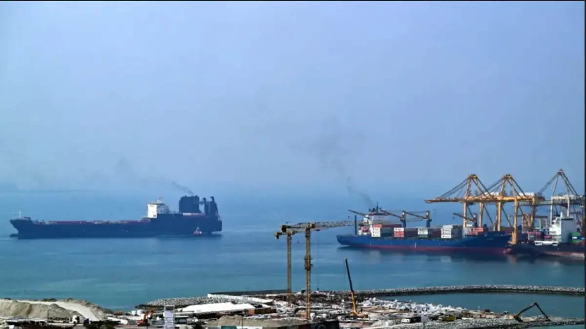 Beberapa kapal terlihat terparkir di Selat Hormuz, beberapa waktu lalu. (AFP)