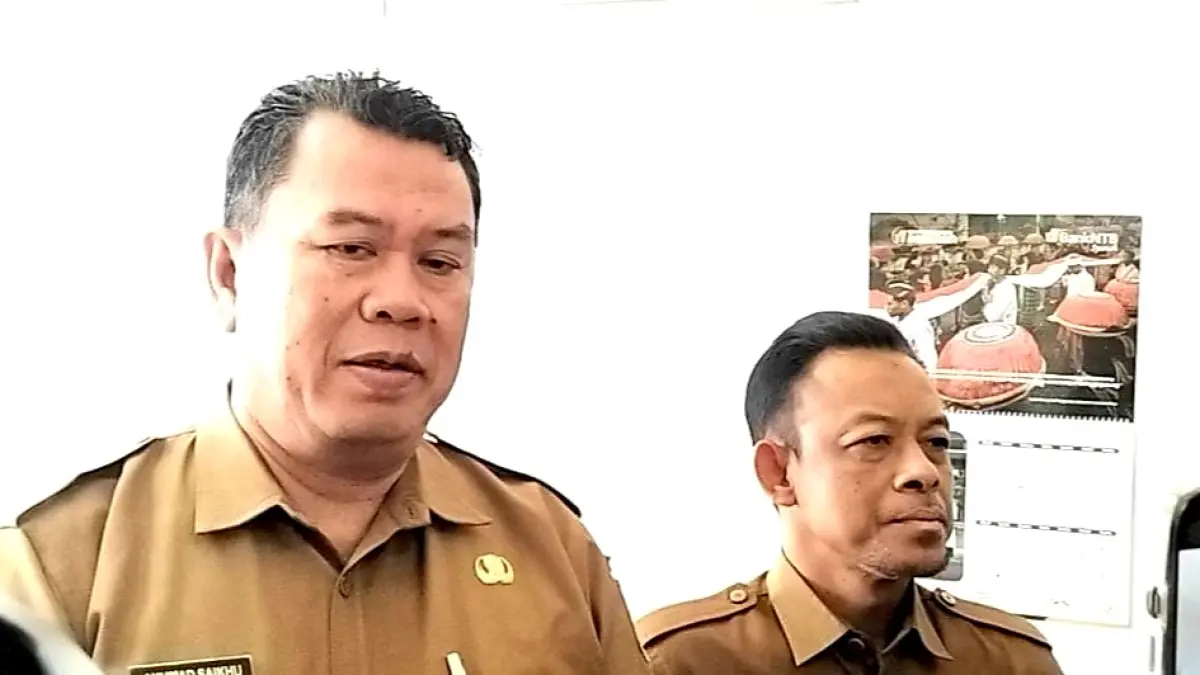 BERI PENJELASAN: Pj Sekda Lobar Ahmad Saikhu bersama Asisten III Setda Lobar saat memberikan penjelasan ke awak media, Senin (20/7).