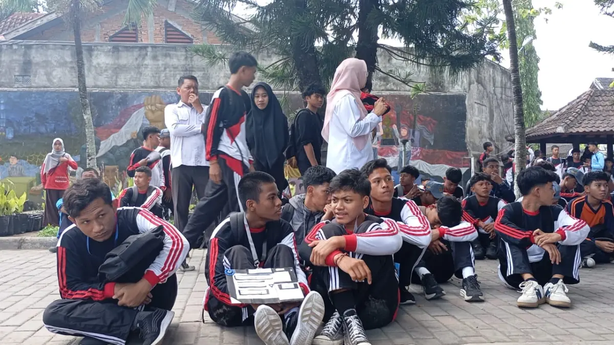 BERKUMPUL: Siswa baru SMK di Kota Mataram hadir pada peluncuran SMK Mendunia di SMKN 5 Mataram, pekan lalu. NTB siapkan sertifikasi internasional LSP-2, lulusan SMK dibidik tembus kerja luar negeri.

