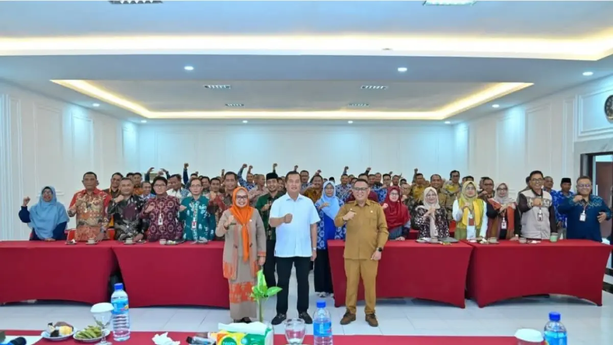 CALON PEMIMPIN: Gubernur NTB Lalu Muhamad Iqbal saat memberikan materi pada PKN Tingkat II Angkatan XXIII di BPSDM Provinsi NTB, Senin (20/7). (DISKOMINFOTIK NTB/LOMBOK POST)