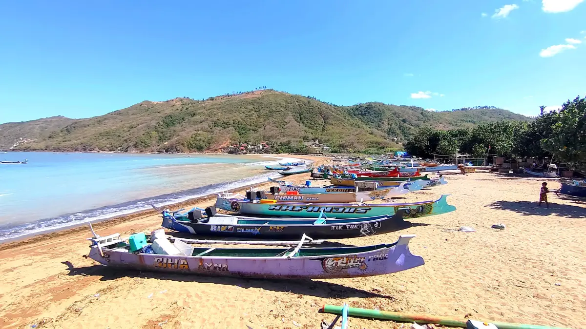 Deretan perahu nelayan yang tertambat di pesisir Pantai Kuta, Desa Kuta, Pujut, Loteng, Senin (20/7). Pemkab Loteng usulkan dua lokasi KNMP di Awang dan Kuta pada KKP RI.