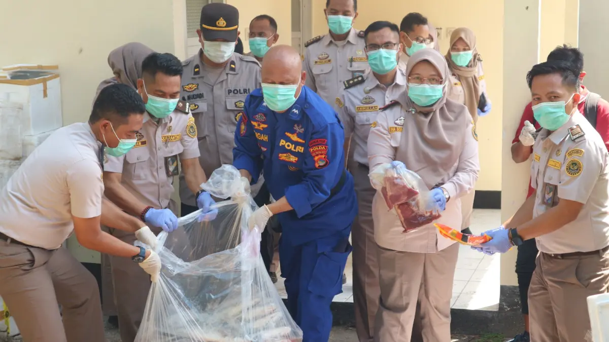 Dokumen Tak Lengkap, Karantina NTB Musnahkan 3 Ton Produk Hewan dan Ikan.
