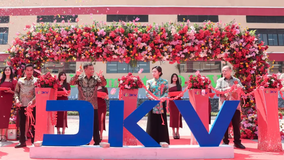 Gubernur Jawa Tengah Ahmad Luthfi meresmikan PT DKV Printing Indonesia di Kawasan Ekonomi Kendal, Selasa (21/7). 
