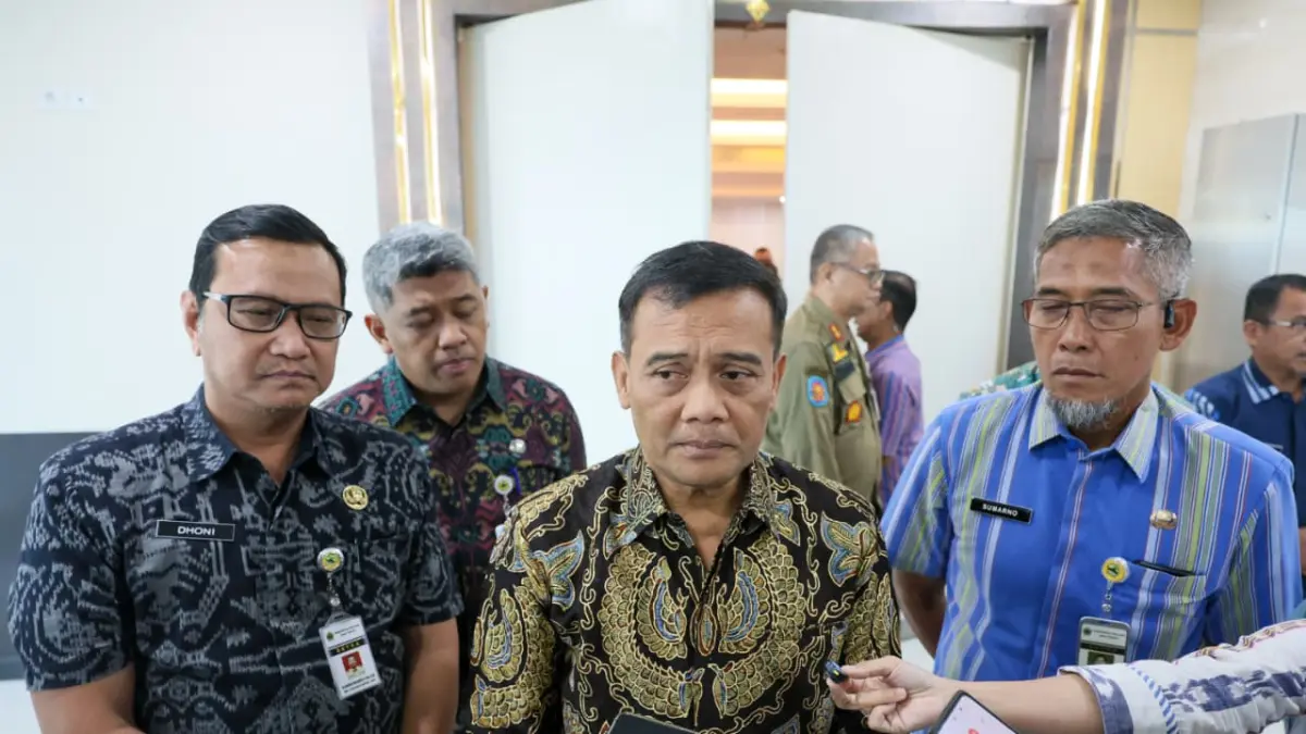 Gubernur Jawa Tengah Ahmad Luthfi (tengah) didampingi Sekda Jawa Tengah Sumarno (kanan) dan Ketua Satgas Pandawa sekaligus Asisten Administrasi Setda Provinsi Jawa Tengah Dhoni Widianto (kiri).