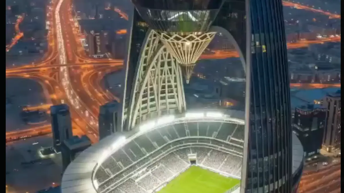 Ilustrasi stadion futuristik yang direncanakan Arab Saudi untuk menyambut Piala Dunia 2034. Stadion tersebut disebut akan dibangun sekitar 350 meter di atas tanah.