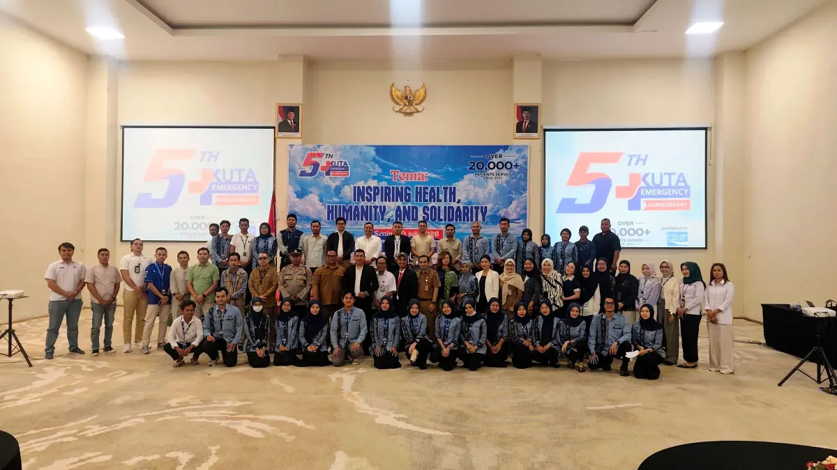 Jajaran manajemen Klinik Kuta Emergency bersama puluhan tamu undangan berfoto bersama usai perayaan hari jadi kelima tahun di Raja Kuta Hotel Mandalika, Lombok Tengah, Senin (20/7).