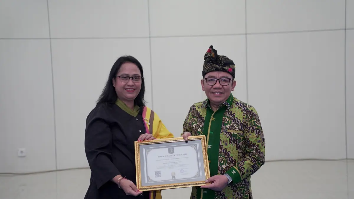 Kakanwil Kemenkum NTB I Gusti Putu Milawati menyerahkan Piagam Penghargaan Permohonan Indikasi Geografis Kopi Robusta Rinjani kepada Bupati Lombok Utara Najmul Akhyar.