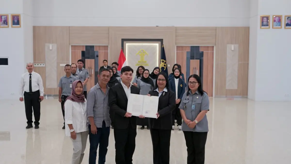 Kepala Kanwil Kemenkum NTB I Gusti Putu Milawati usai memimpin pengucapan sumpah dan janji setia Raesha Ishino Prayatno sebagai WNI di Aula Kanwil Kemenkum NTB.