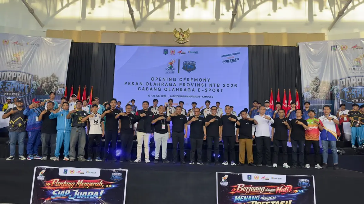 Ketua KONI NTB Mori Hanafi bersama jajaran Pengprov ESI NTB dan UIN Mataram usai pembukaan cabor esport Porprov XII NTB. 