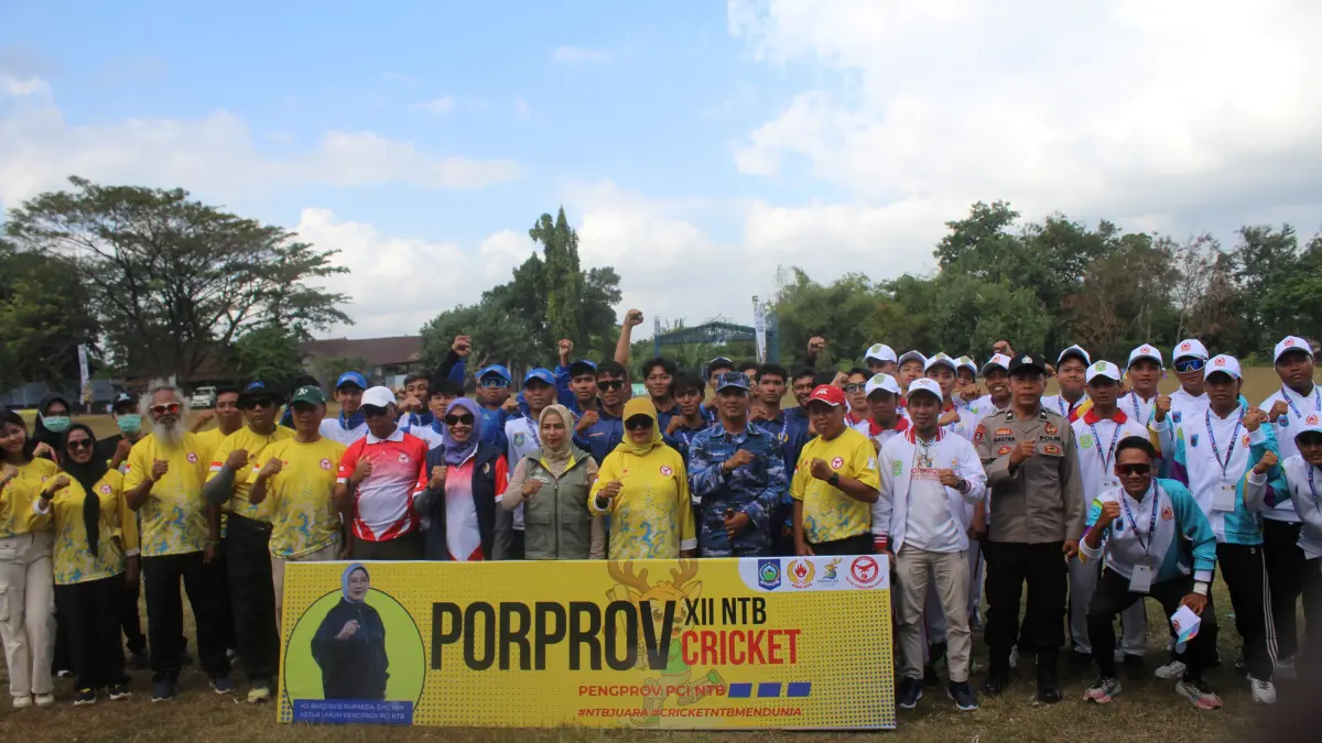 Ketua Pengprov PCI NTB Baiq Isvie Rupaeda bersama delegasi atlet usai pembukaan pertandingan cabor criket Porprov XII. (PUJO/LOMBOK POST)
