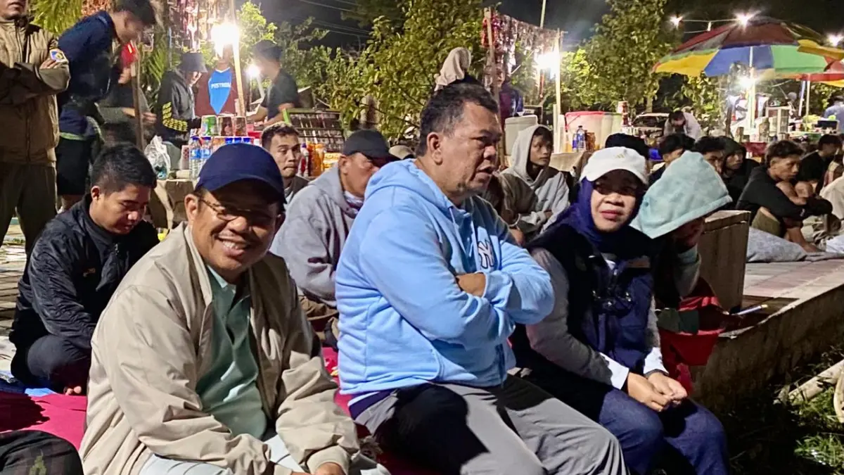 NOBAR: Bupati Lombok Barat Lalu Ahmad Zaini saat nobar piala dunia di Alun-alun Giri Menang Park, Senin (20/7) dinihari. (Foto: Toni/Lombok Post)