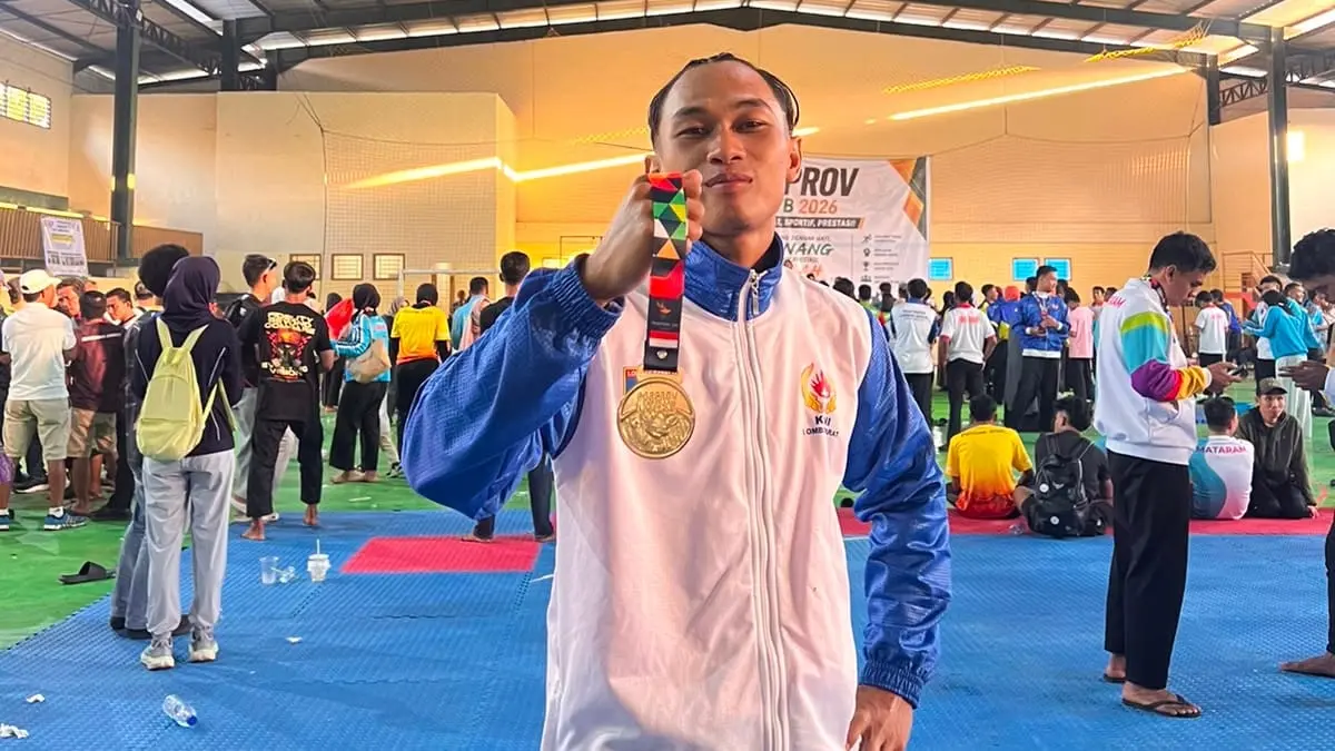 Nurhamdi Said menunjukkan medali emas yang diraih pada Porprov NTB 2026.