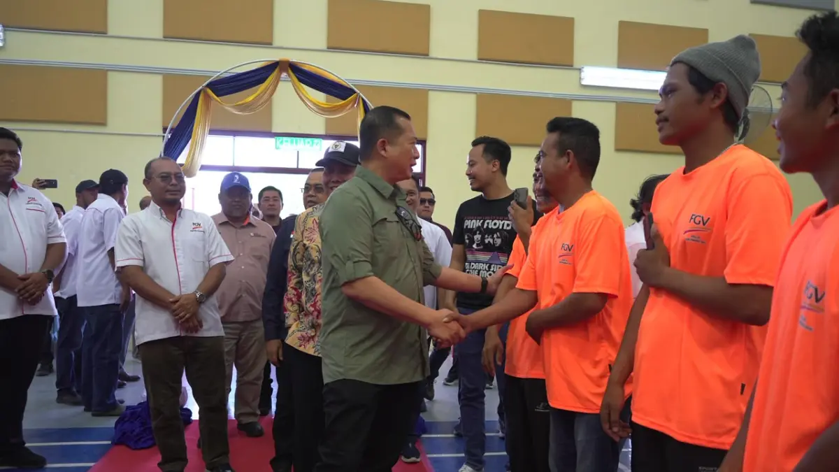 PAHLAWAN DEVISA: Gubernur NTB Lalu Muhamad Iqbal, bersalaman dengan PMI asal NTB saat bertemu dalam kunjungan kerja ke Malaysia, beberapa waktu lalu. (IST/LOMBOK POST)