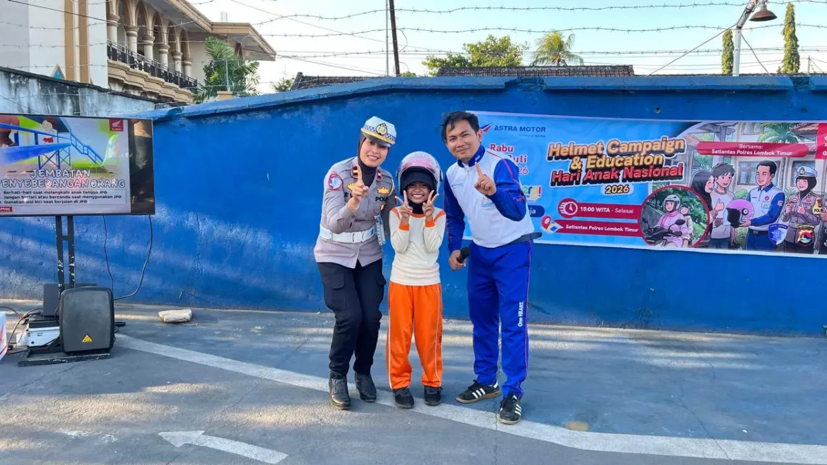 Peduli Keselamatan : Tim Safety riding Astra Motor dan kepolisian saat mengedukasi pelajar tentang perlengkapan berkendara.