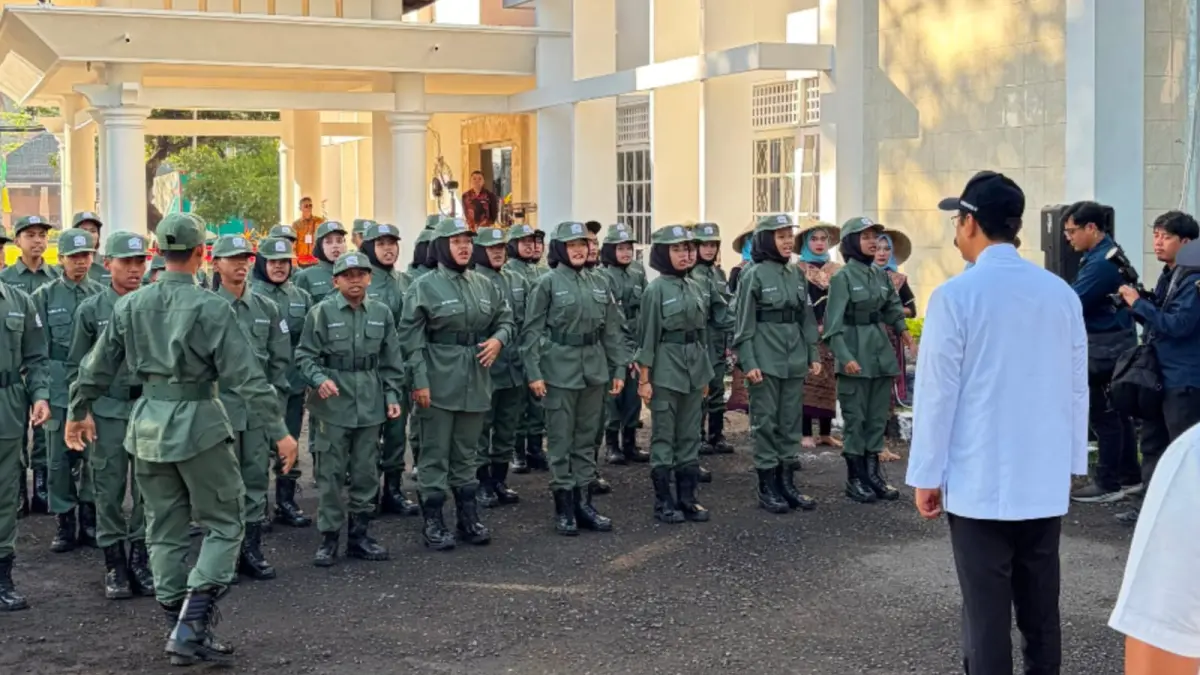 PENDIDIKAN LAYAK: Peserta didik Sekolah Rakyat Menengah Pertama 19 Sentra Paramita Mataram, saat mendengarkan arahan Mensos Saifullah Yusuf, saat melakukan kunjungan kerja ke NTB, awal bulan ini.  (SENTRA PARAMITA MATARAM FOR LOMBOK POST)