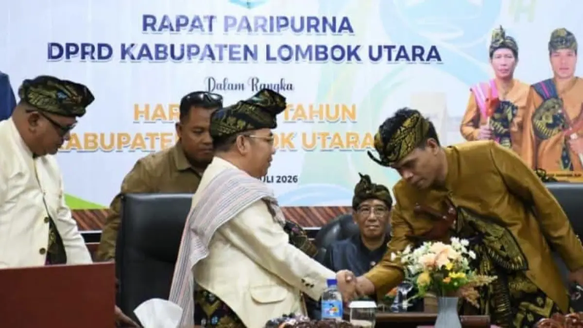 PERKUAT SINERGI: Bupati dan Ketua DPRD KLU berjabat tangan di acara Paripurna Istimewa HUT KLU ke-18.