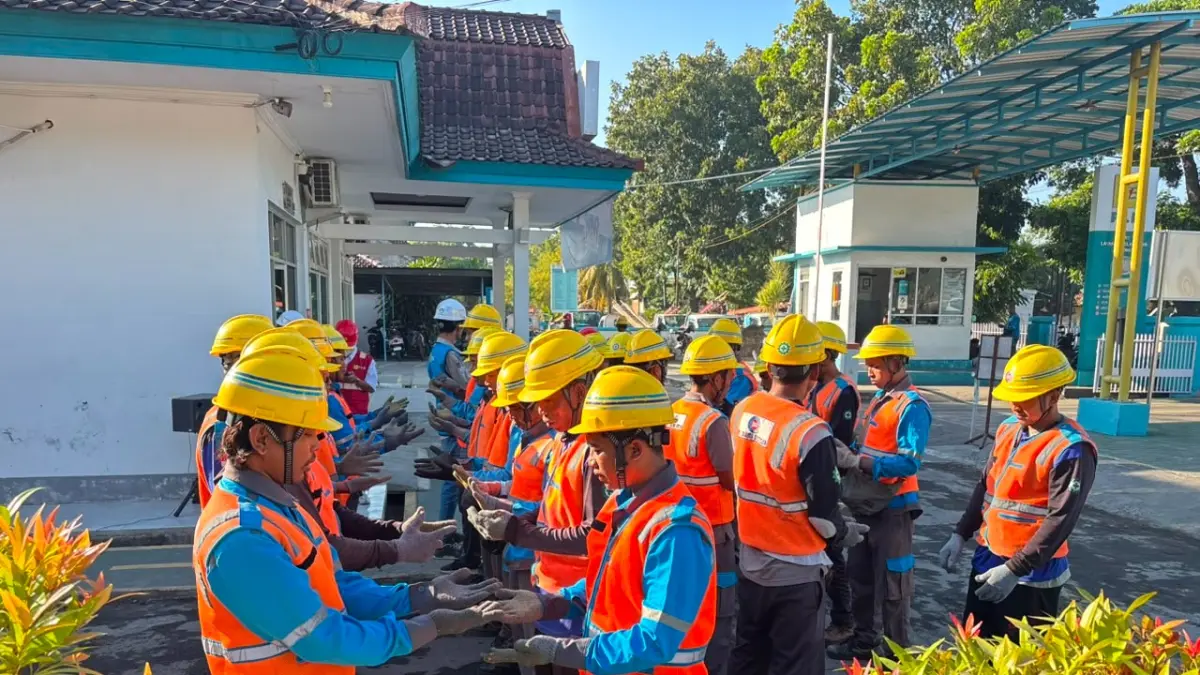 PLN UP3 Selaparang menggelar safety briefing yang diikuti seluruh pegawai serta personel pelaksana pekerjaan sebagai bagian dari komitmen membangun budaya kerja yang selamat, disiplin, dan profesional.