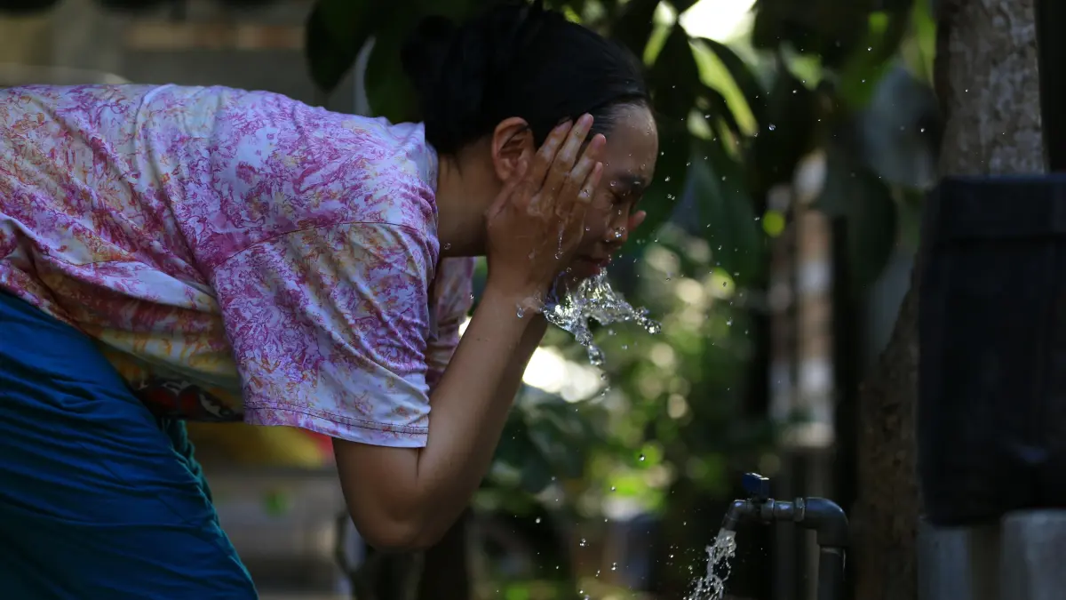 Seorang warga mencuci muka menggunakan air keran yang ada di rumahnya. (IVAN/LOMBOK POST)