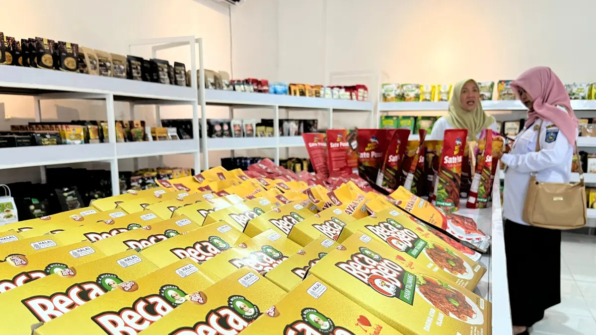 SUBSIDI: Produk UMKM di etalase Bale KITA NTB di Mataram. Pelaku UMKM mendapatkan subsidi Rp 500 ribu per kelas barang atau jasa. (FERIAL/LOMBOK POST)