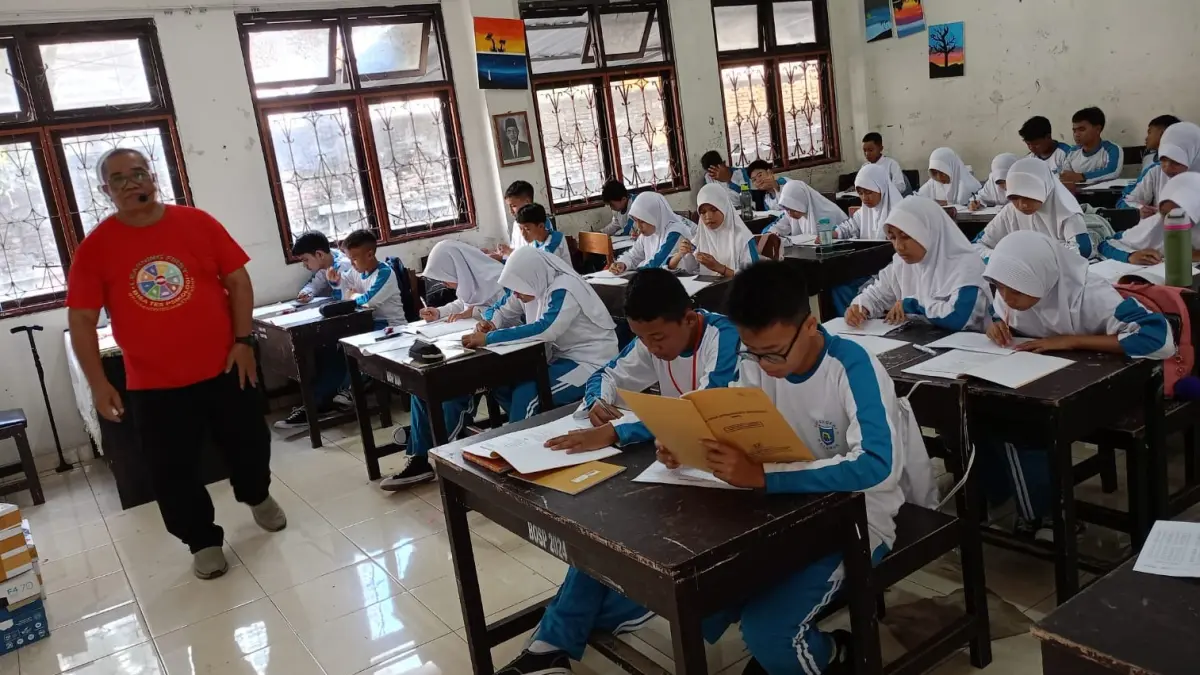 TES IQ: Murid baru SMPN 6 Mataram melaksanakan tes IQ dan minat bakat di sekolah setempat, Sabtu lalu (18/7).