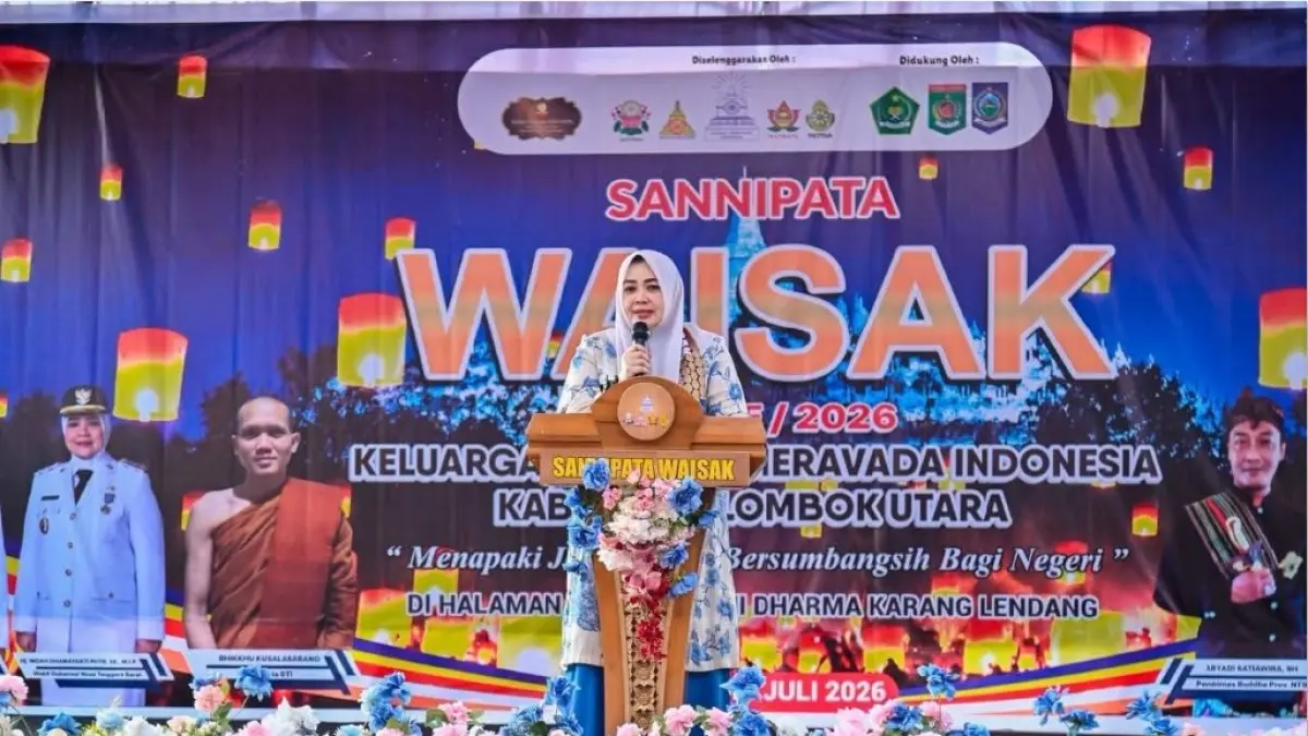TOLERASI: Wagub NTB Indah Dhamayanti Putri saat menghadiri Perayaan Sannipata Waisak 2570 BE/2026 di Vihara Bodhi Dharma, Desa Bentek, Kecamatan Gangga, Kabupaten Lombok Utara, Ahad (19/7). (DISKOMINFOTIK NTB/LOMBOK POST)