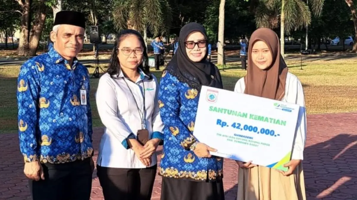 Wabup KSB Hanipah menyerahkan uang santunan kematian kepada salah seorang warga, Senin (20/7).