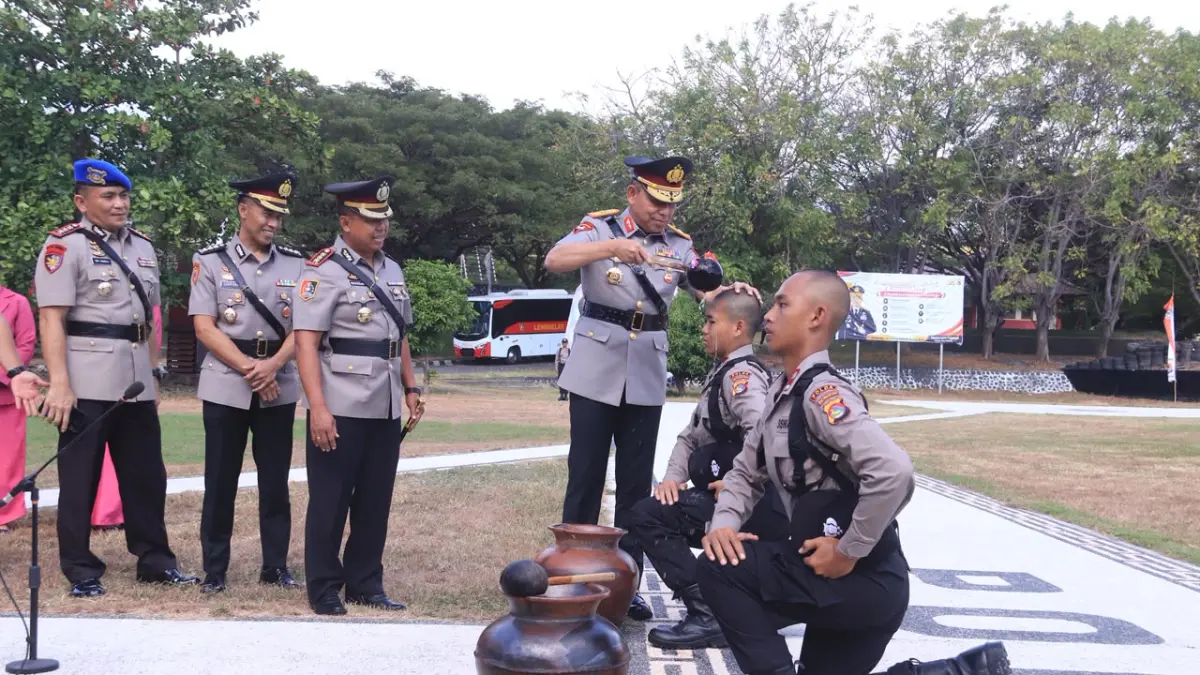 Wakapolda NTB Brigjen Pol. Hari Nugroho menyiramkan air bunga kepada perwakilan siswa pada pembukaan Diktukba Polri Gelombang II 2026 di SPN Belanting, Senin (20/7).