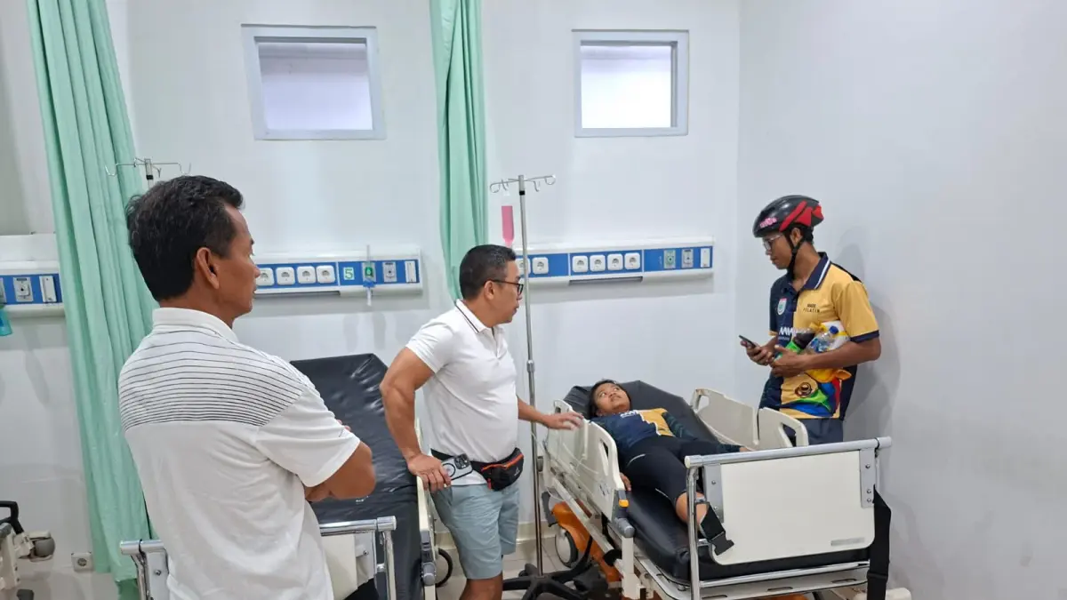 Atlet balap sepeda Sumbawa Barat harus mendapatkan perawatan intensif usai pertandingan.