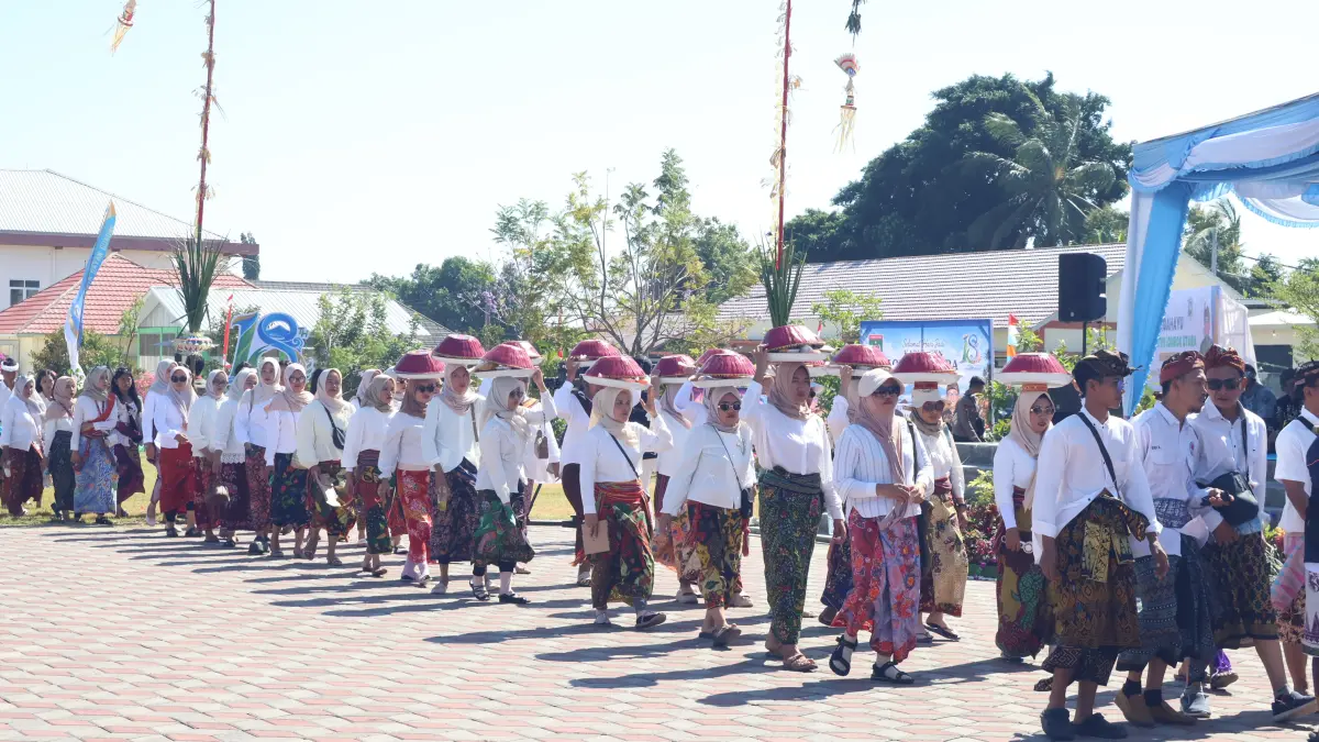 BAWA DULANG: Peserta parade Desa dan Budaya berjalan menuju Kantor Bupati. Rute parade dimulai dari eks Terminal Tanjung.