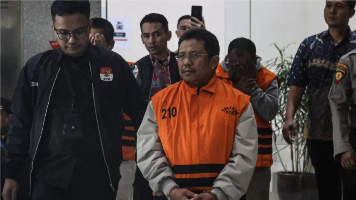 DITAHAN: Bupati Lobar Lalu Ahmad Zaini (depan) memakai rompi oranye berjalan keluar dari Gedung KPK, Jakarta usai ditetapkan menjadi tersangka, Selasa (21/7). (HANUNG HAMBARA/JAWA POS)