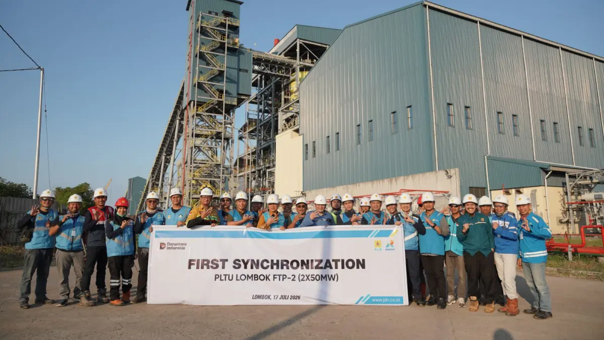 General Manager PLN UIP Nusra RDW Manurung bersama jajaran manajemen berfoto bersama di depan PLTU Lombok FTP-2 Unit 1 (50 MW) di Sambelia, Lombok Timur. 