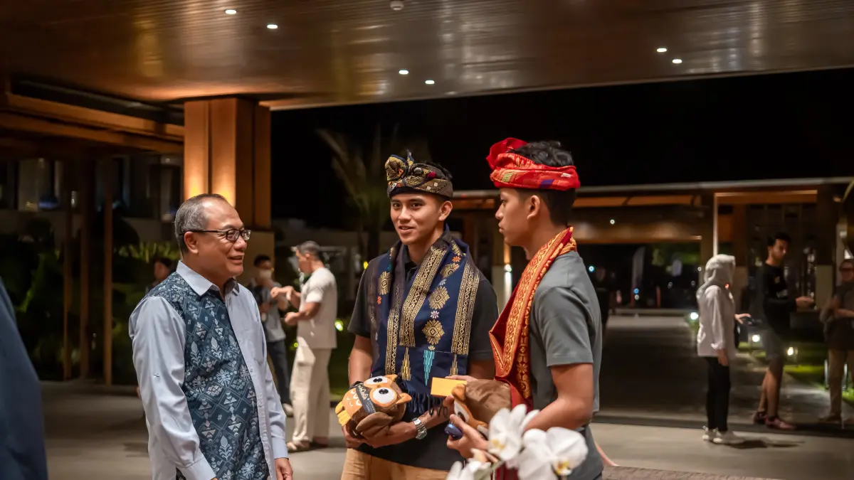 General Manager Pullman Lombok Budi Wahjono (kiri) menyambut kedatangan dua pembalap kebanggaan Indonesia Mario Aji (Moto2) dan Veda Ega Pratama (Moto3) di Pullman Lombok, The Mandalika, Kuta, Pujut, Lombok Tengah, Selasa (19/7).&nbsp;