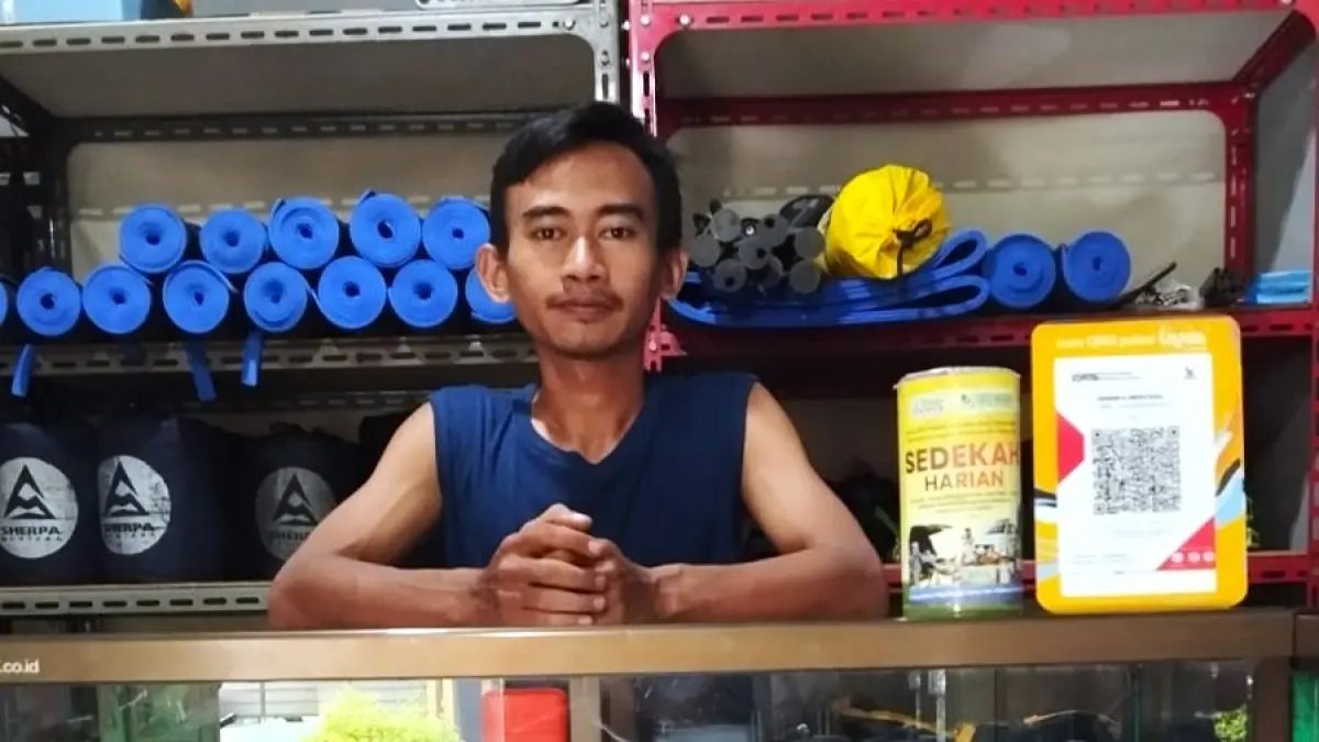 HOBI JADI CUAN: Taufan Ade Chandra, Owner Sherpa Montana yang mengubah hobi jadi peluang cuan yang menjanjikan. (FERIAL/LOMBOK POST)