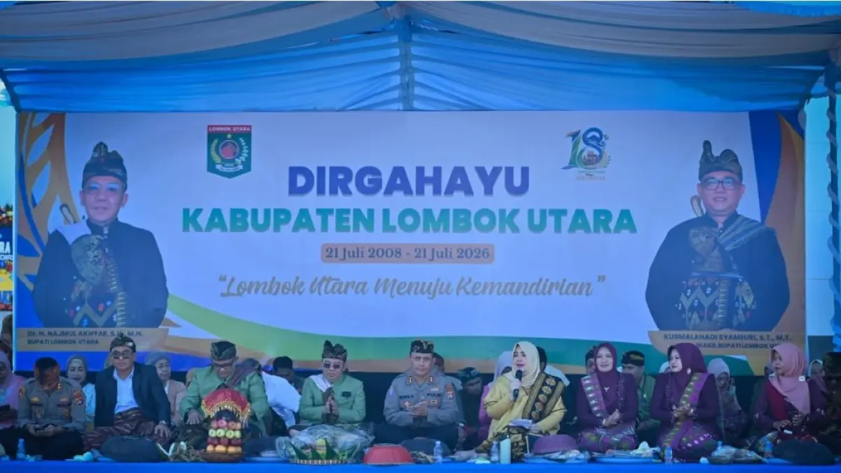 HUT KLU: Wagub NTB Indah Dhamayanti Putri bersama Bupati KLU Najmul Akhyar, DPRD KLU, serta unsur Forkopimda saat perayaan Hari Jadi Ke-18 KLU yang diselenggarakan di halaman Kantor Bupati KLU, Selasa, (21/7). (DISKOMINFOTIK NTB/LOMBOK POST)