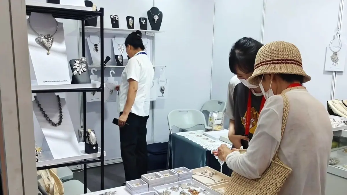 IKUT PAMERAN: Pengunjung yang tengah berbelanja di stan Waidah Mutiara Lombok saat mengikuti pameran kerajinan di Guangzhou, Tiongkok, belum lama ini. (IST/LOMBOK POST)