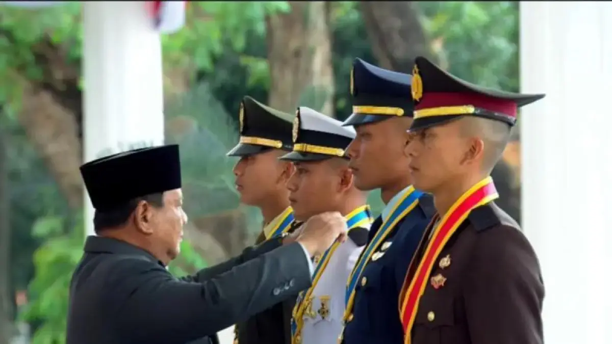 Ipda Harindra Arsandho Tegarbaja (kanan) bersama perwira remaja TNI peraih Adhi Makayasa dilantik Presiden Prabowo di Istana Merdeka, Rabu (22/7).