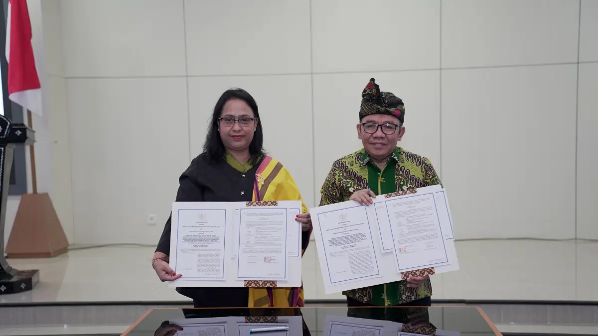 Kakanwil Kemenkum NTB I Gusti Putu Milawati bersama Bupati Lombok Utara Najmul Akhyar menandatangani Nota Kesepakatan penguatan sinergi pelayanan hukum.