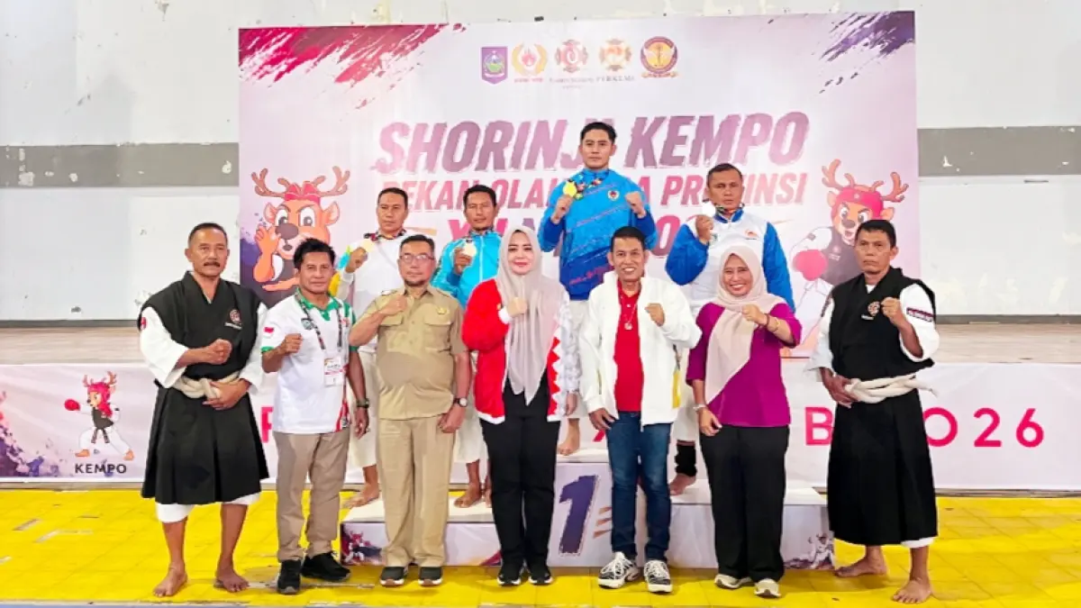 Kasat Pol PP NTB, Nunung Triningsih dampingi Wagub Umi Dinda dalam penyerahan mendali  Cabor Shorinji Kempo.
