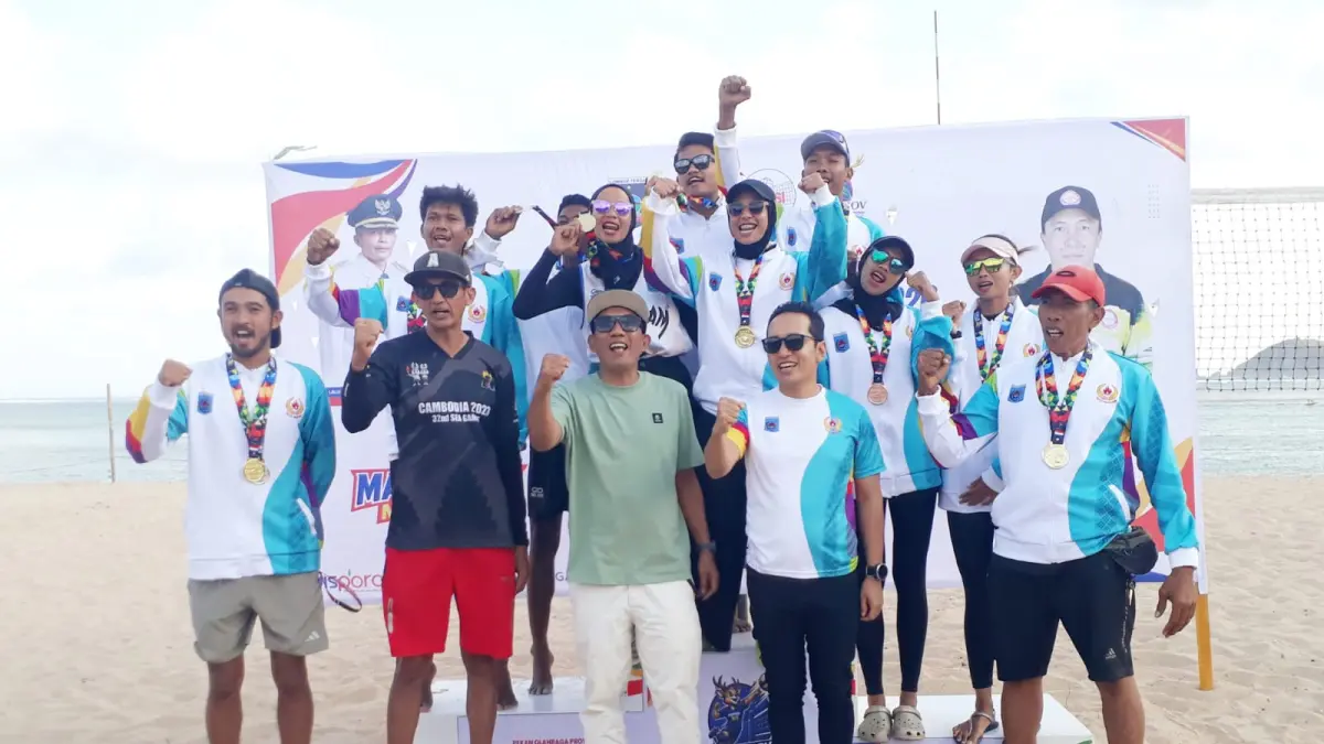 Ketua KONI Mataram Firadz Pariska bersama tim voli pasir Mataram usai meraih dua medali emas.