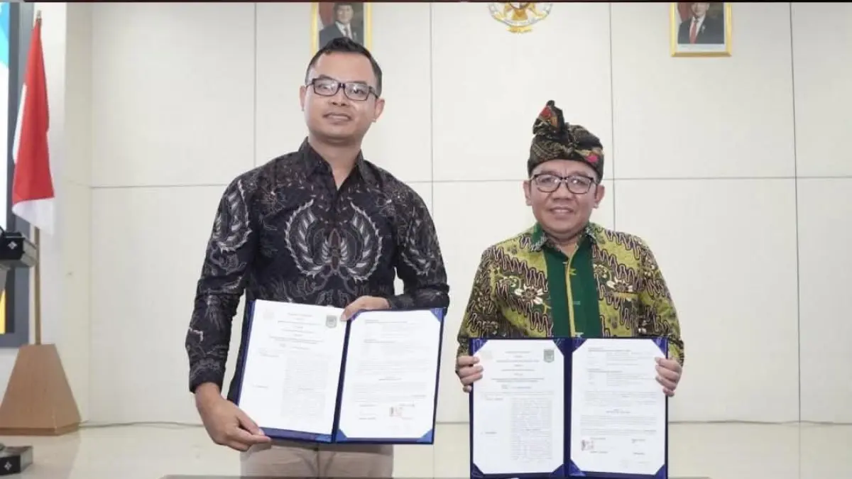 KOLABORASI PENDIDIKAN: Bupati Najmul Akhyar (kanan) usia tanda tangan MoU dengan UT Mataram.