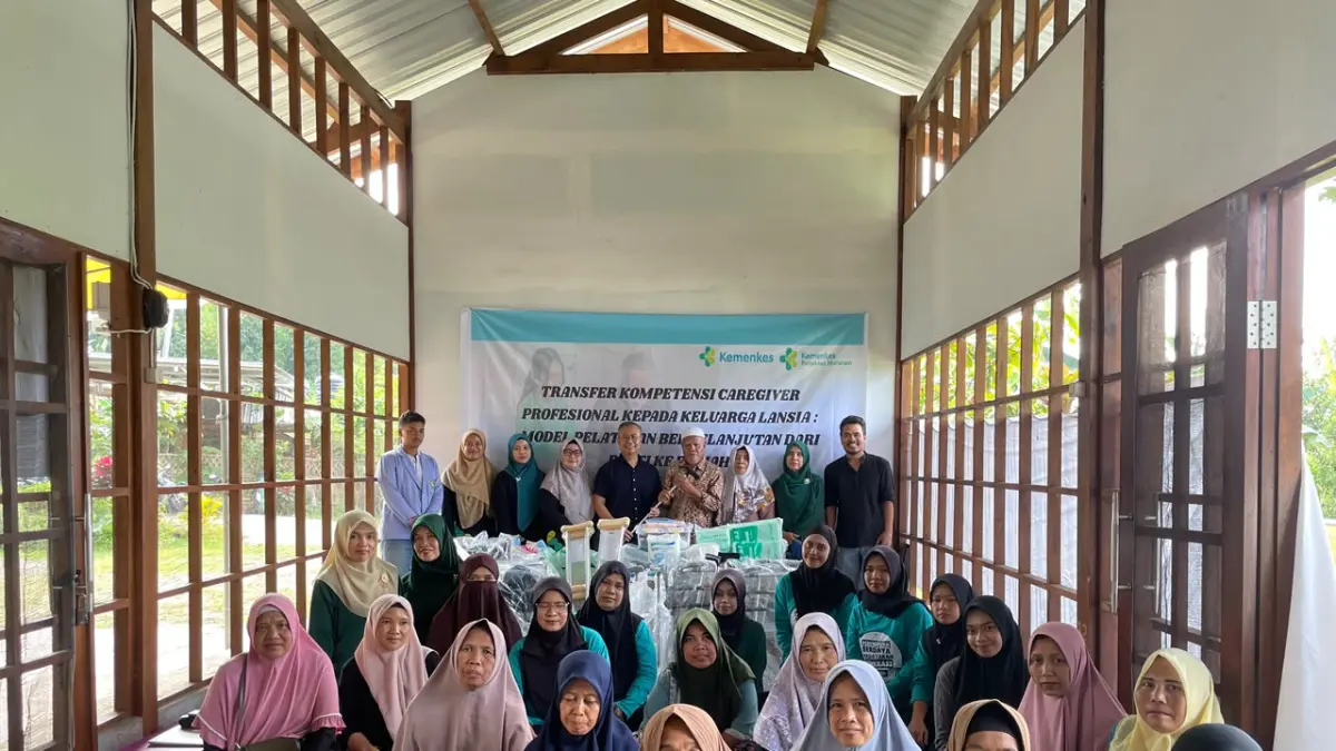 PENGABDIAN: Tim Pengabdian kepada Masyarakat Poltekkes Kemenkes Mataram menyerahkan bantuan alat bantu mobilisasi dan perlengkapan perawatan lansia kepada Rumah Senja Desa Jenggik, Lombok Tengah, sekaligus memberikan pelatihan kepada caregiver dan kader kesehatan untuk meningkatkan kualitas pelayanan bagi lansia.&nbsp;