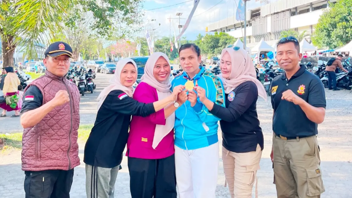 Prosesi penyerahan medali berlangsung dengan penuh semangat dan disambut antusias oleh para atlet, pelatih, hingga official. 