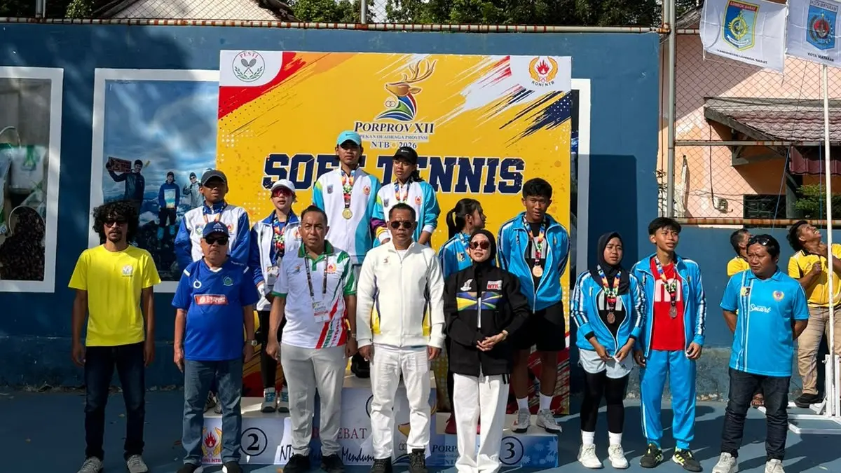 SOFT TENNIS : Ketua Koni NTB Mori Hanafi (tiga dari kiri) didampingi Ketua PESTI NTB Rino Rinaldi (empat dari kiri) menghadiri penutupan pertandingan Cabor Soft Tennis di Lapangan Bulog, Jalan Langko Mataram, Senin (20/7).