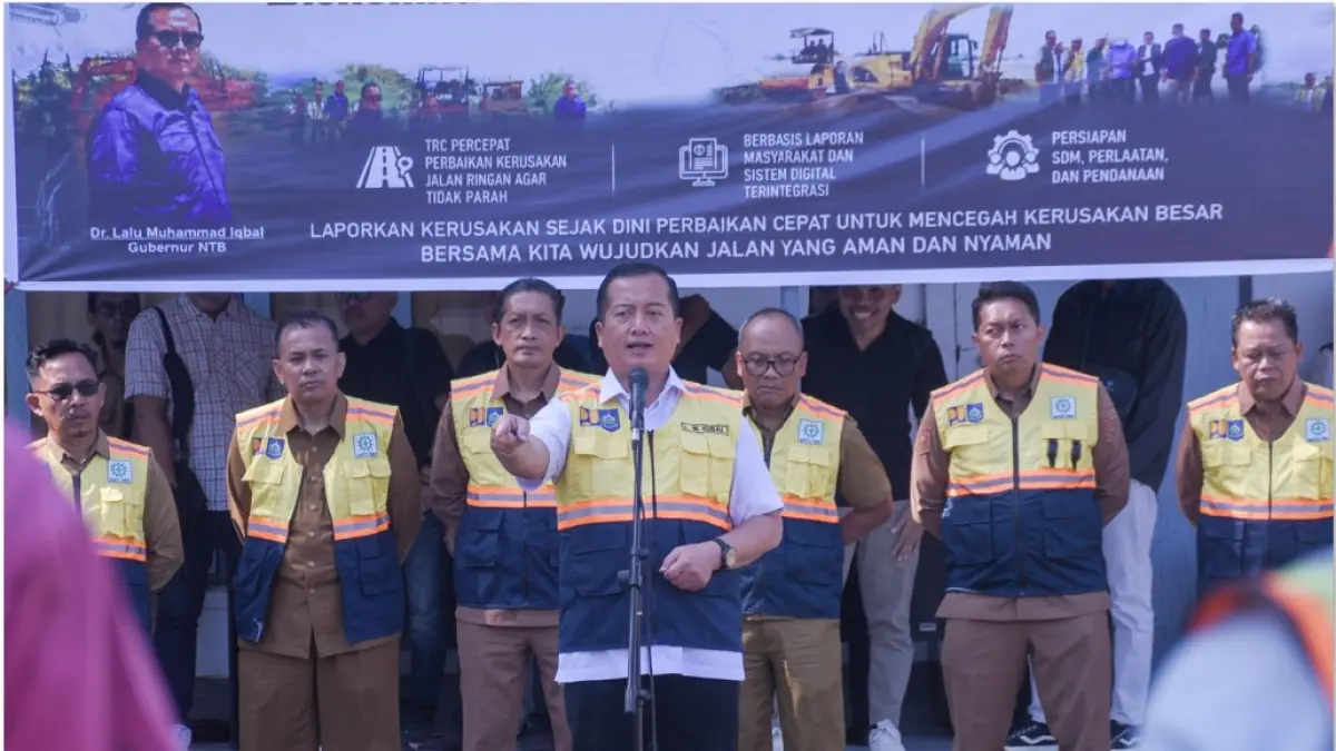 TRC: Gubernur NTB Lalu Muhamad Iqbal saat menghadiri peluncuran TRC Kantor Balai Pemeliharaan Jalan Dinas Pekerjaan Umum, Penataan Ruang, Perumahan dan Kawasan Pemukiman (PUPRPKP) NTB di Mataram, Selasa (21/7). (DISKOMINFOTIK NTB/LOMBOK POST)