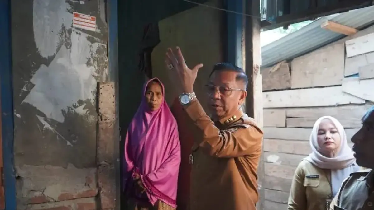 Wali Kota Bima HA Rahman H Abidin mengecek kondisi rumah penerima bantuan di Kelurahan Ntobo, Selasa (21/7).