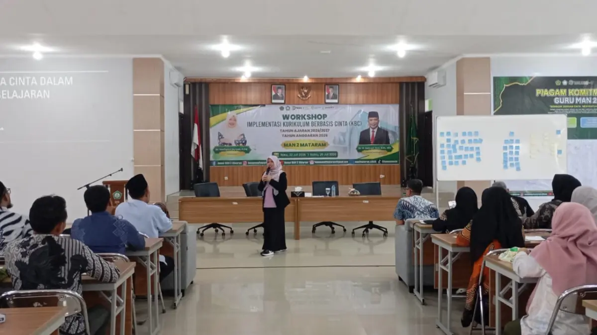 WORKSHOP: Direktur Pendidikan dan Pengembangan Kurikulum Yayasan Darul Fattah Lampung Evi Ghozaly (depan/berdiri) memberikan materi pada workshop KBC bagi guru MAN 2 Mataram di aula madrasah setempat, Rabu (22/7).

